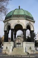 fonte alemã na praça sultanahmet, istambul, turquia foto