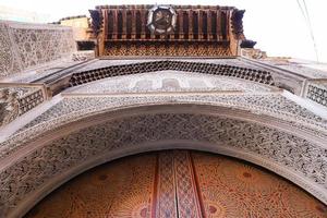 porta de um prédio em fez, marrocos foto