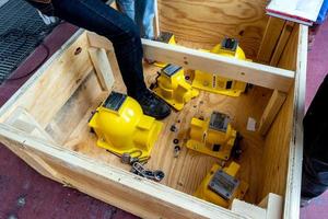 o técnico que trabalha com o equipamento do instrumento ra na caixa de transporte foto