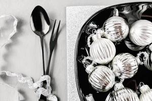 configuração de mesa de natal. bolas de árvore de natal em um prato preto foto