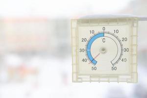 termômetro ao ar livre mostrando temperatura extremamente fria. foto