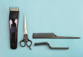 ferramentas de barbeiro em fundo azul. máquina de cortar cabelo, foto