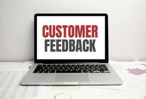 palavras de feedback do cliente na tela do laptop e gráficos foto