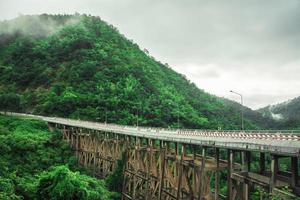 a ponte mais alta de phetchabun, ponte huai tong, marcos de phetchabun tailândia foto