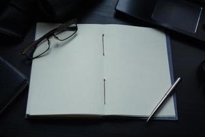 caderno na mesa, espaço vazio no caderno para inserir texto ou imagem foto