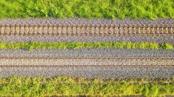 uma vista aérea de trilhos de trem foto