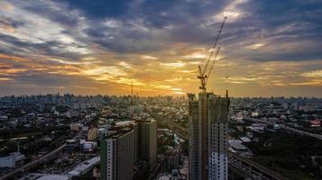 edifício em construção com fundo de paisagem urbana foto