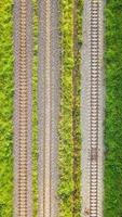 uma vista aérea de trilhos de trem foto