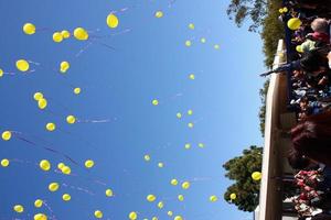 culver city, 28 de fevereiro - liberação de balão de intimidação para significar liberação de negatividade no evento de lançamento de balão de documentário de intimidação na escola de ensino médio de culver city em 28 de fevereiro de 2013 em culver city, ca foto