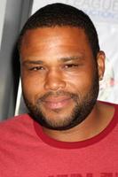 los angeles, 1 de maio - anthony anderson chegando ao 1º jogo anual de ball up celebridade streetball no estádio cal state northridges matadome em 1 de maio de 2011 em northridge, ca foto