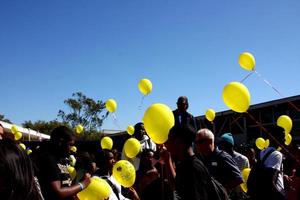 culver city, 28 de fevereiro - liberação de balão de intimidação para significar liberação de negatividade no evento de lançamento de balão de documentário de intimidação na escola de ensino médio de culver city em 28 de fevereiro de 2013 em culver city, ca foto