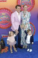 7 de março de los angeles - kym johnson, robert herjavec, filha paraíso, filho hudson na estréia de disney junior s mira, detetive real nos estúdios disney em 7 de março de 2020 em burbank, ca foto