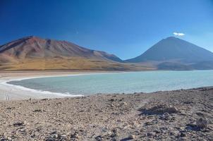 vulcan licancabur com paisagens deslumbrantes de sur lipez, sul b foto