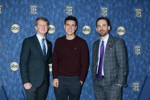 los angeles 8 de janeiro - ken jennings, james holzhauer e brad rutter na festa abc winter tca chegadas ao langham huntington hotel em 8 de janeiro de 2020 em pasadena, ca foto