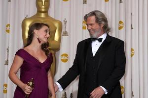 los angeles 27 - jeff bridges, natalie portman na sala de imprensa no 83º academy awards no teatro kodak, hollywood e highland em 27 de fevereiro de 2011 em los angeles, ca foto