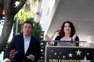 14 de fevereiro de los angeles - alec baldwin, megan mullally na cerimônia de estrela da calçada da fama para alec baldwin no restaurante beso em 14 de fevereiro de 2011 em los angeles, ca foto