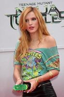 los angeles, 3 de agosto - bella thorne na estréia das tartarugas ninja mutantes adolescentes no teatro da vila em 3 de agosto de 2014 em westwood, ca foto