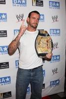 los angeles, 11 de agosto - phillip jack brooks aka cm punk chegando ao evento be a star summer no hotel andaz em 11 de agosto de 2011 em los angeles, ca foto