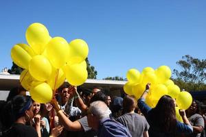 culver city, 28 de fevereiro - liberação de balão de intimidação para significar liberação de negatividade no evento de lançamento de balão de documentário de intimidação na escola de ensino médio de culver city em 28 de fevereiro de 2013 em culver city, ca foto