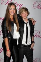 los angeles, 19 de janeiro - jazmin feldman, cody simpson chega à festa de 14 anos de cody simpsons no pacific park em santa monica pier em 19 de janeiro de 2011 em santa monica, ca foto