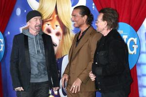 los angeles, 12 de dezembro - the edge, matthew mcconaughey, bono na estréia do sing 2 no teatro grego em 12 de dezembro de 2021 em los angeles, ca foto