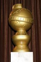 los angeles, 9 nov - estátua do globo de ouro no cecil b. anúncio do homenageado do prêmio demille no beverly hilton hotel em 9 de novembro de 2011 em beverly hills, ca foto