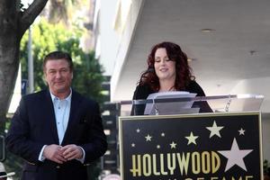 14 de fevereiro de los angeles - alec baldwin, megan mullally na cerimônia de estrela da calçada da fama para alec baldwin no restaurante beso em 14 de fevereiro de 2011 em los angeles, ca foto