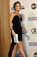 los angeles 12 de outubro - demi lovato no 2010 american music awards indicações coletiva de imprensa na sala de mixagem jw marriott em 12 de outubro de 2010 em los angeles, ca foto