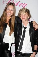 los angeles, 19 de janeiro - jazmin feldman, cody simpson chega à festa de 14 anos de cody simpsons no pacific park em santa monica pier em 19 de janeiro de 2011 em santa monica, ca foto