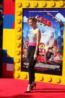 los angeles, 1 de fevereiro - elizabeth banks no lego movie premiere no village theatre em 1 de fevereiro de 2014 em westwood, ca foto