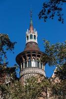 casa modernista como um castelo na cidade de barcelona foto