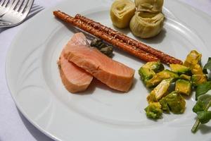 salmão com abacate e alcachofra foto