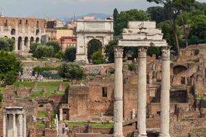 construindo ruínas e colunas antigas em roma, itália foto