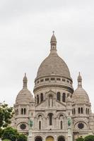 a arquitetura externa de sacre coeur, montmartre, paris, frança foto