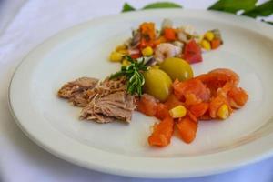 salada de atum, salmão e camarão foto