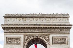 vista no arco do triunfo carrossel e jardim das tulherias, paris, frança foto