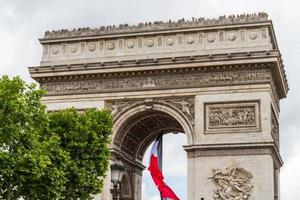 vista no arco do triunfo carrossel e jardim das tulherias, paris, frança foto