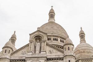 a arquitetura externa de sacre coeur, montmartre, paris, frança foto