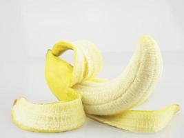 uma banana cavendish fresca pronta para comer foto