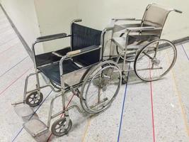 cadeiras de rodas vazias em um corredor de hospital foto
