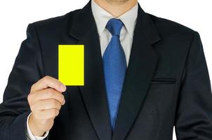 homem de negócios está mostrando cartão amarelo isolado sobre o branco. a foto inclui dois fundo e cartão brancos do trajeto de grampeamento.