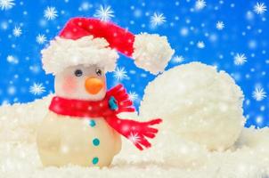 boneco de neve modelo em um fundo branco e azul decorado natal e ano novo. foto