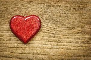 chocolate de coração vermelho sobre fundo de madeira velho foto