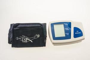 monitor de pressão arterial em casa no fundo branco foto