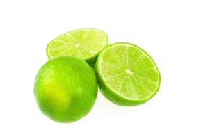 limão verde isolado sobre o branco foto