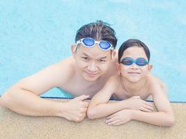 pai e filho em uma piscina foto