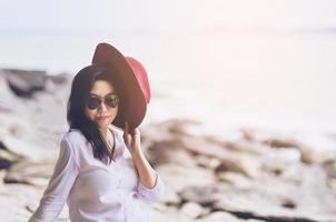 bela dama na praia do mar quente do dia em suas férias foto