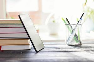 livros e tablet pc em cima da mesa. estudar e se preparar para o exame. conceito de educação moderna. foto