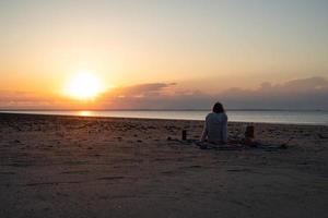 piquenique na praia durante o pôr do sol foto