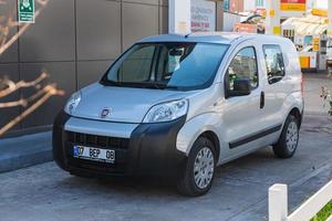 antalya turquia 04 de março de 2022 prata fiat fiorino está estacionando na rua em um dia de verão foto